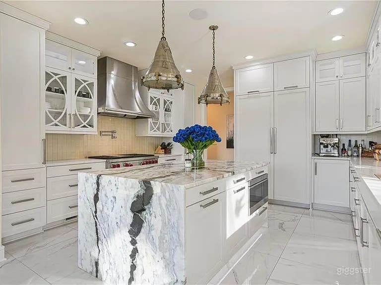 Mansion Perfect for Any Event Includes Pool, Gym Photo 2