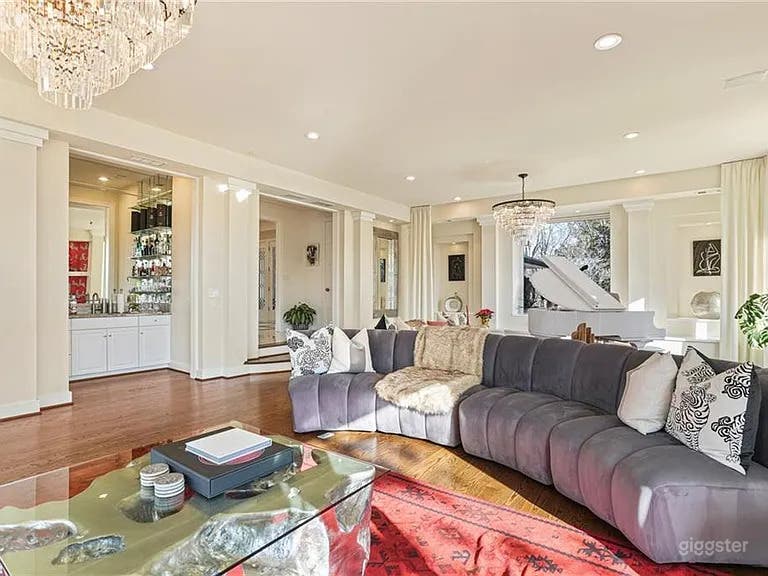  Mansion Perfect for Any Event Includes Pool, Gym 