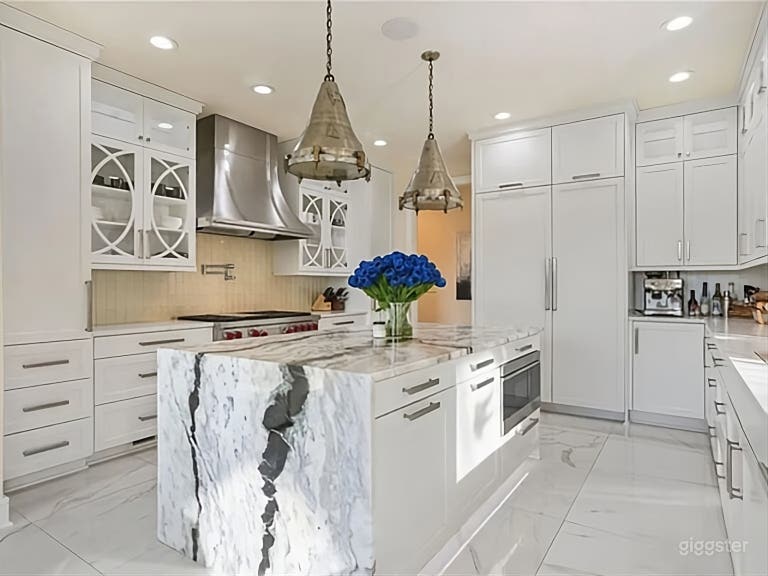  Mansion Perfect for Any Event Includes Pool, Gym 