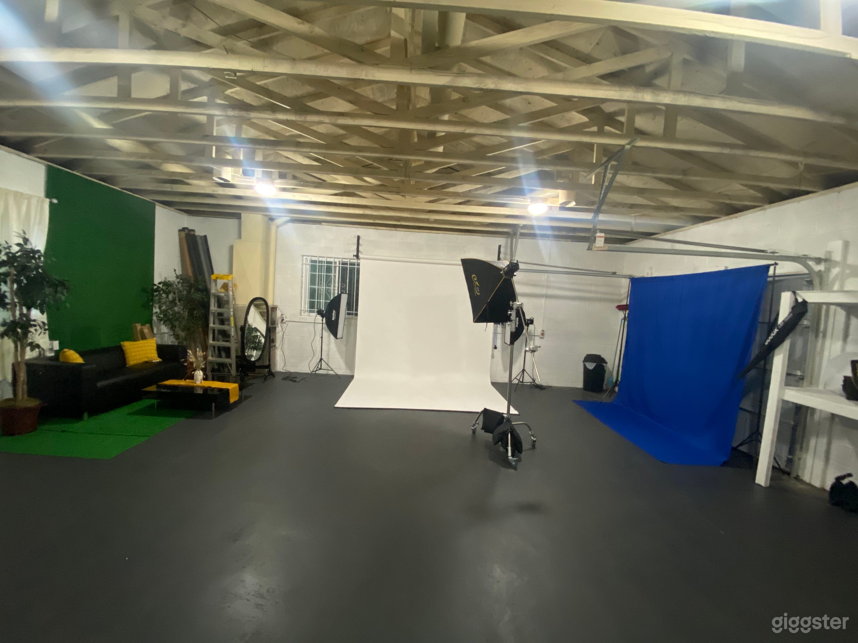 Large Photo and Video Studio Photo 3