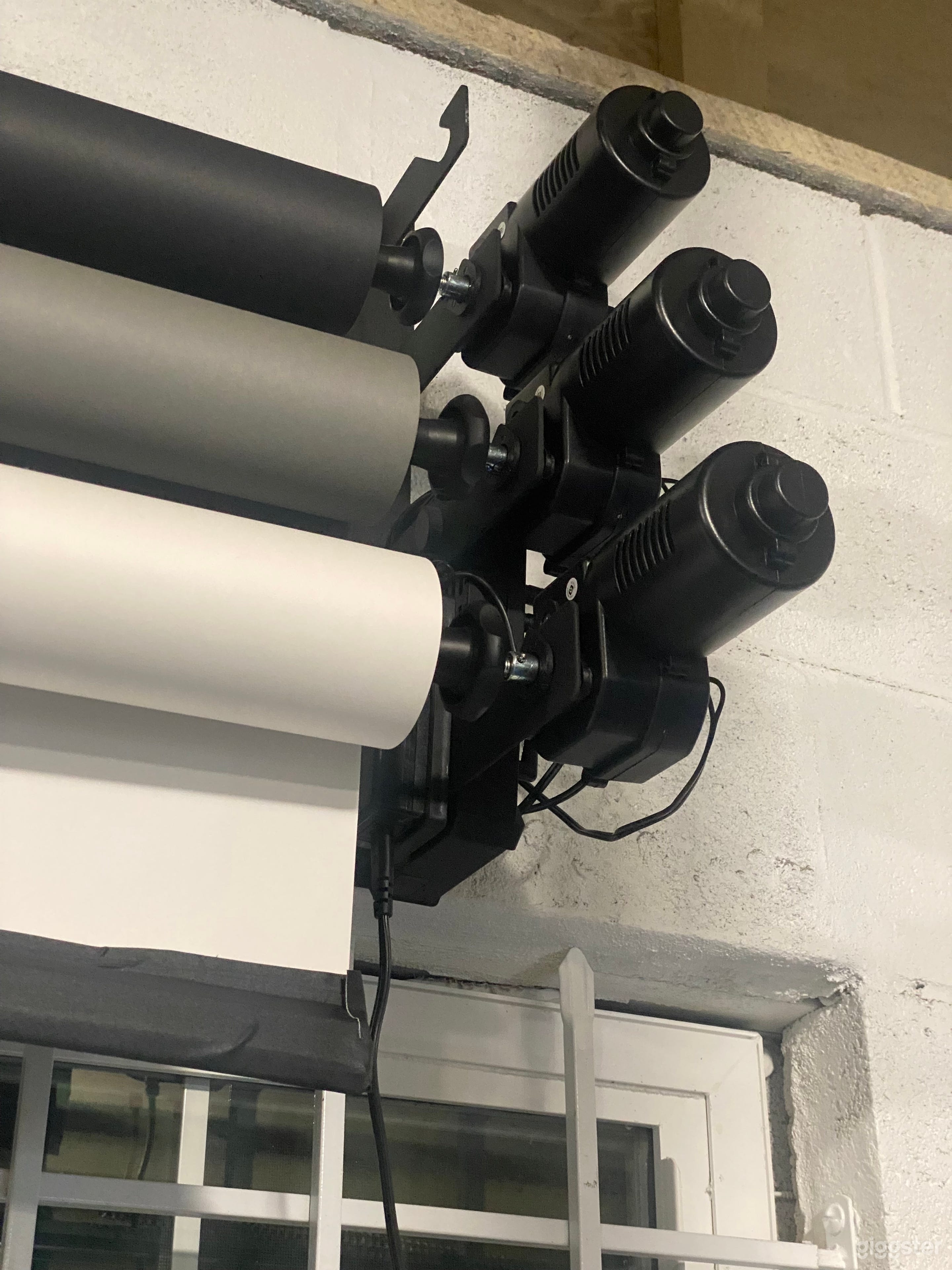 Large Photo and Video Studio Photo 4