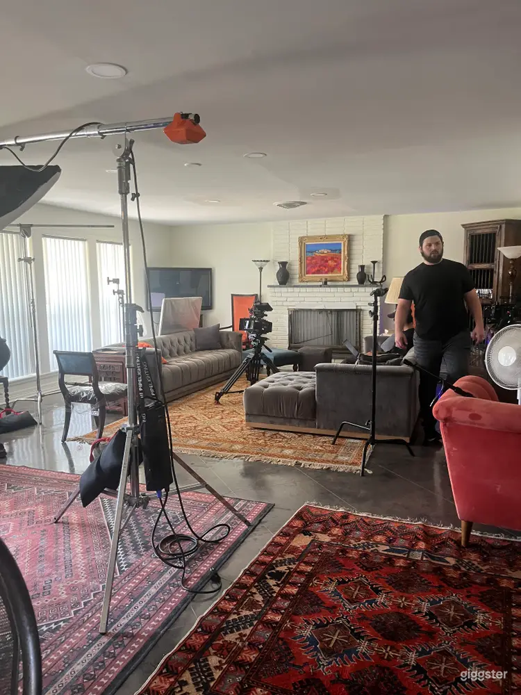  Bright, Stylish Home – Perfect for Shoots (inside) 