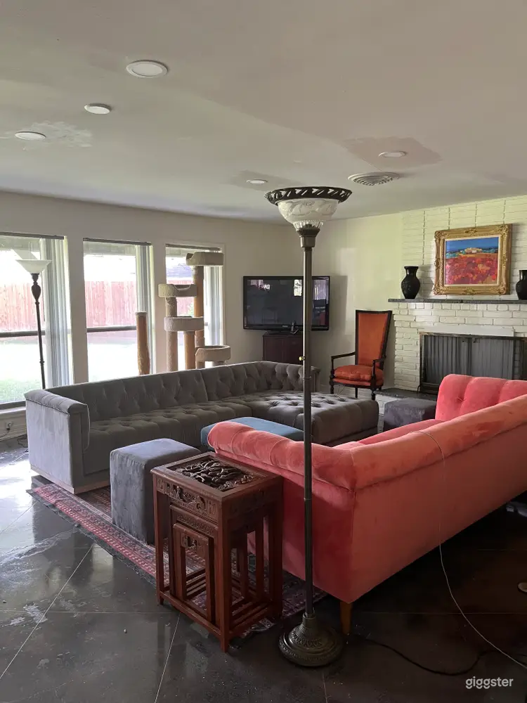  Bright, Stylish Home – Perfect for Shoots (inside) 