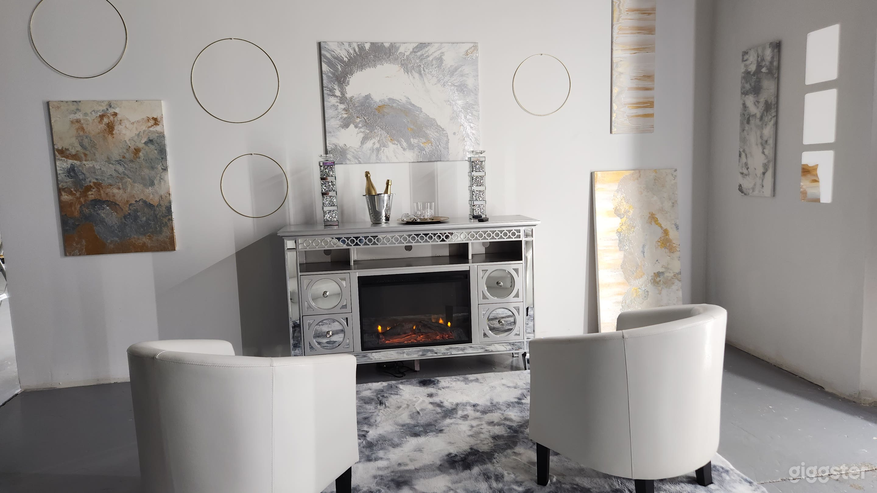 Calming White Elegance.
This warm and cozy spot is great for photos and podcasting.