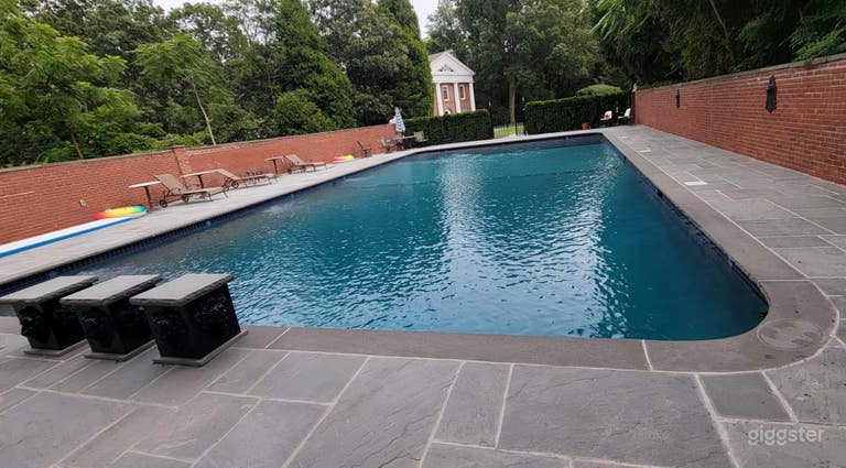  Private Pool In West Hills 