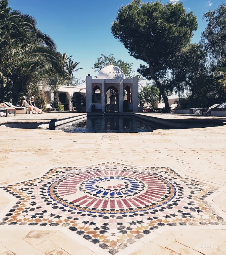  Oasis con piscinas, jardines y senderos meditativos. 