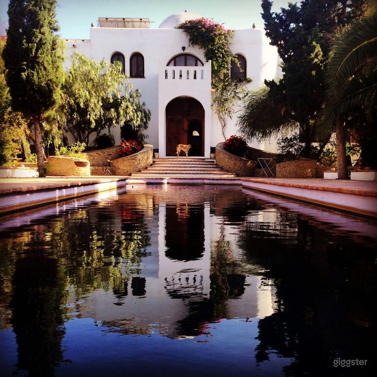  Oasis con piscinas, jardines y senderos meditativos. 