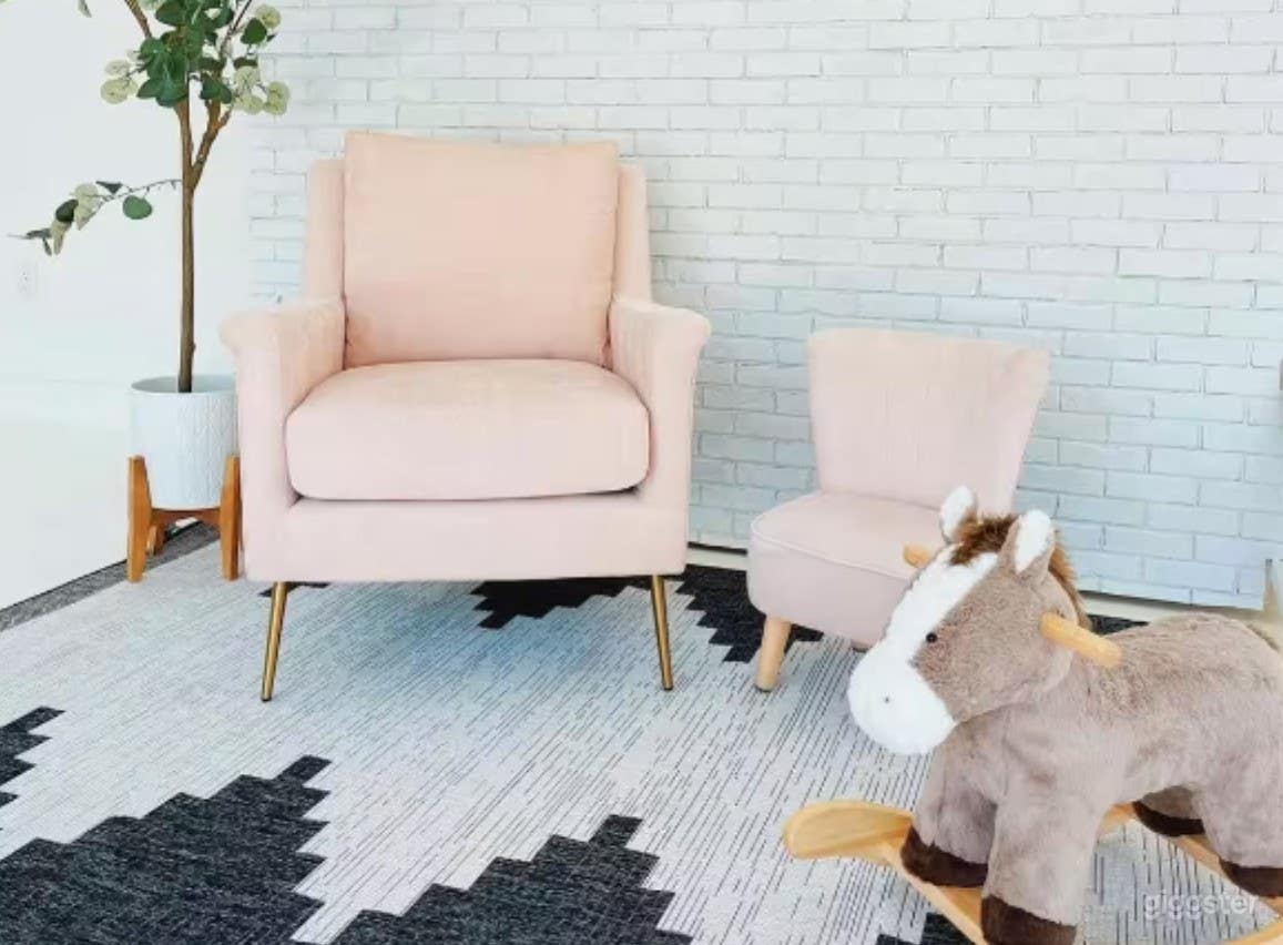 Well-lit studio with multiple spaces Photo 4