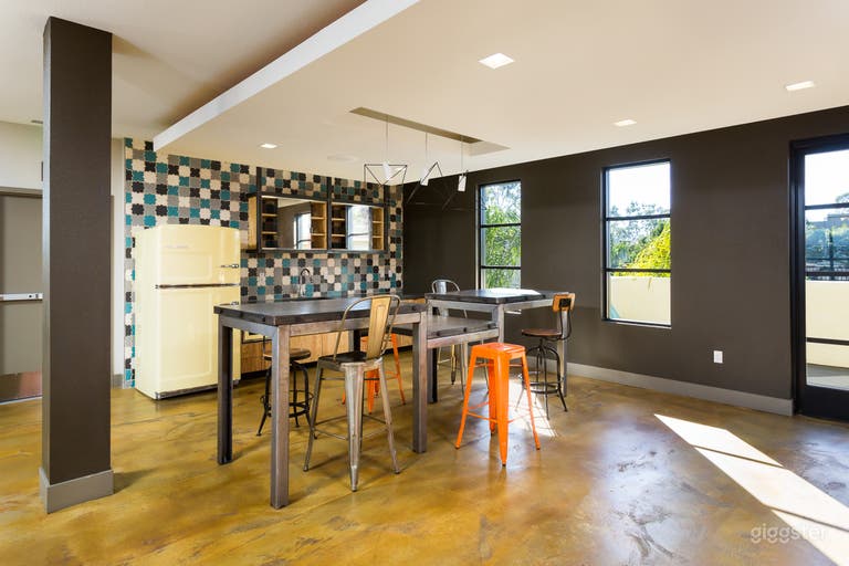  Convenient Lounge Near Downtown – Perfect for Meetings 