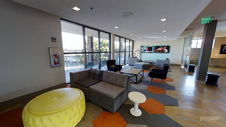  Convenient Lounge Near Downtown – Perfect for Meetings 