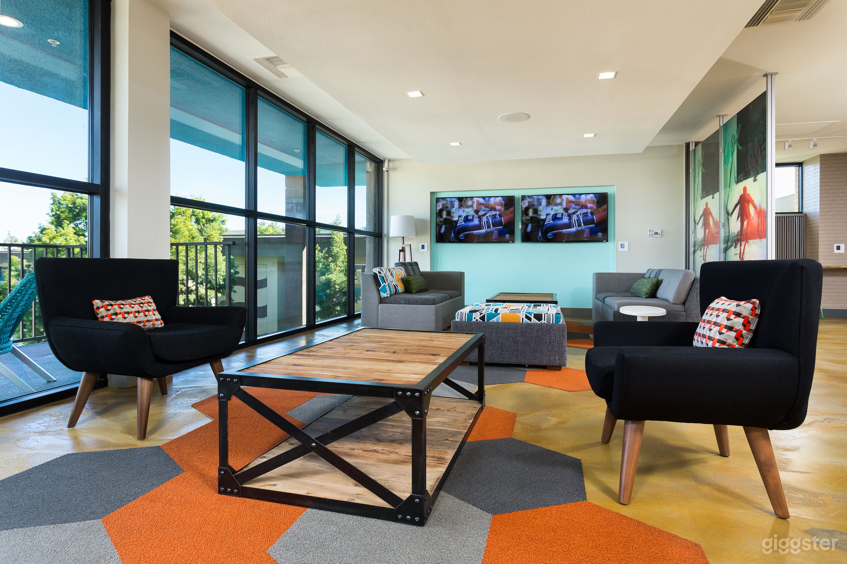 Convenient Lounge Near Downtown – Perfect for Meetings Photo 3