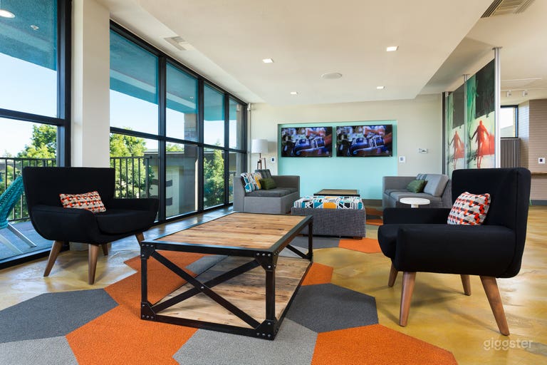  Convenient Lounge Near Downtown – Perfect for Meetings 