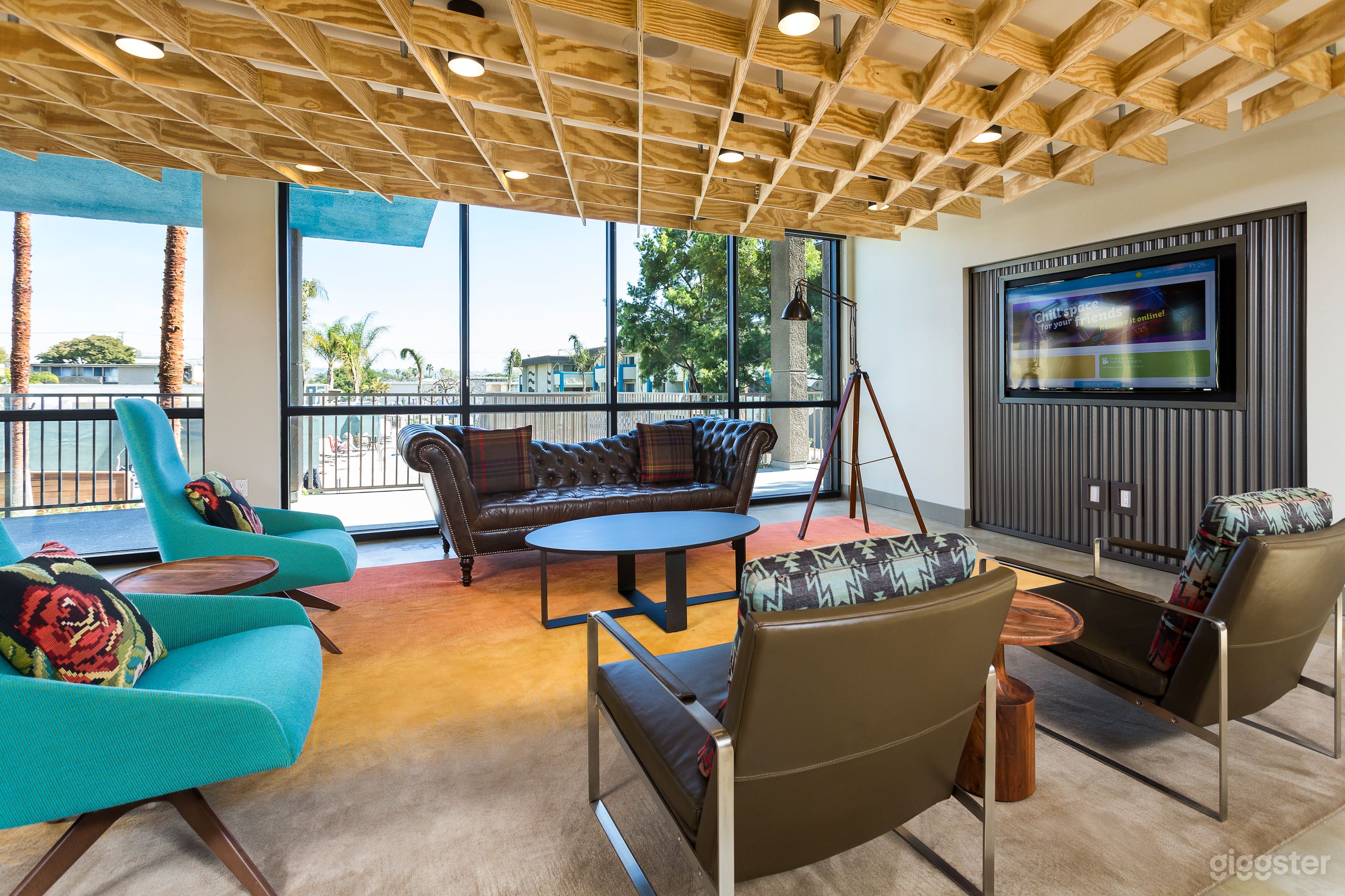 Convenient Lounge Near Downtown – Perfect for Meetings Photo 2