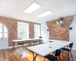  Stylish Georgian townhouse office/co-working space 