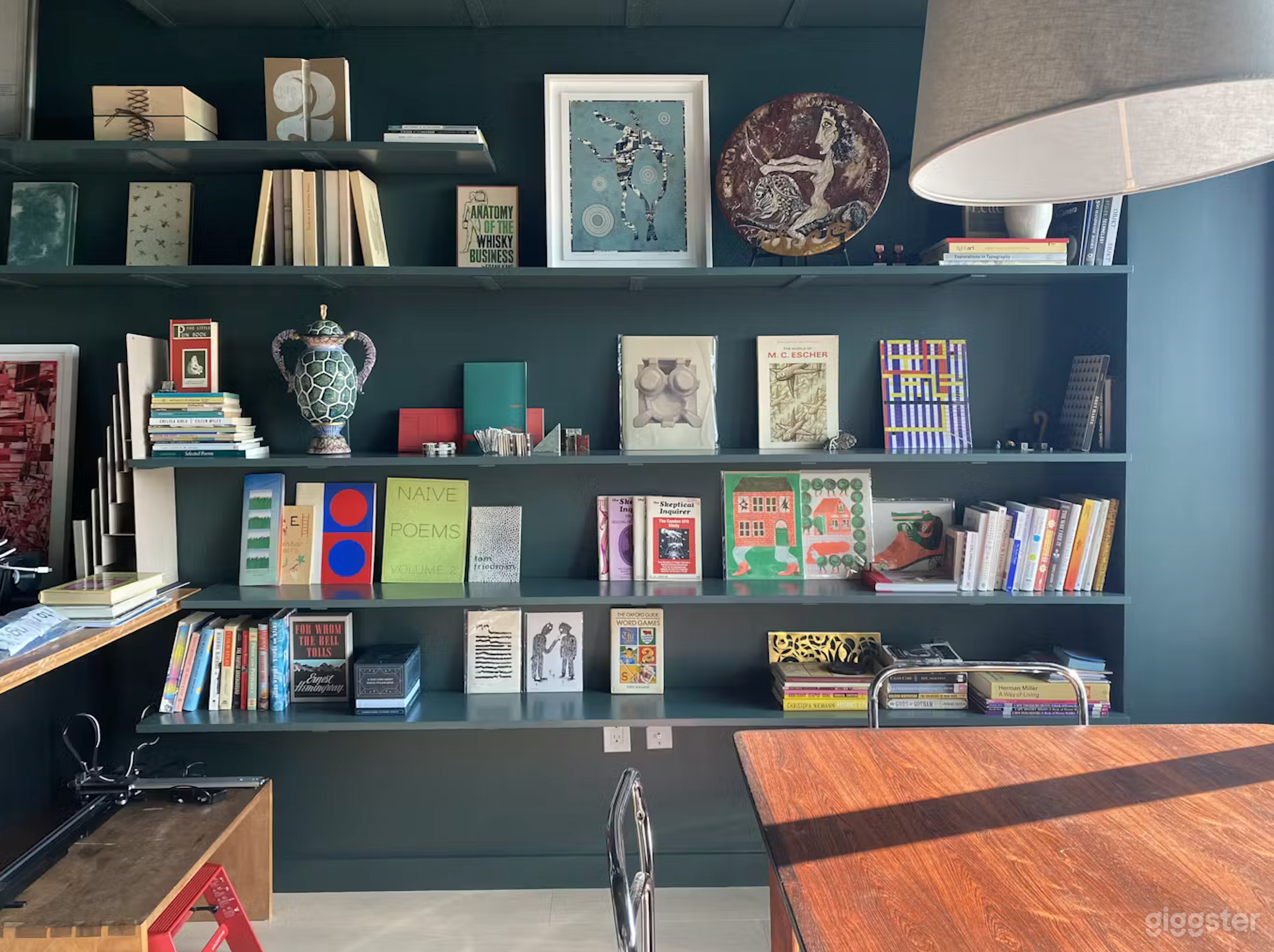 Designer's open apartment with library-style den Photo 2