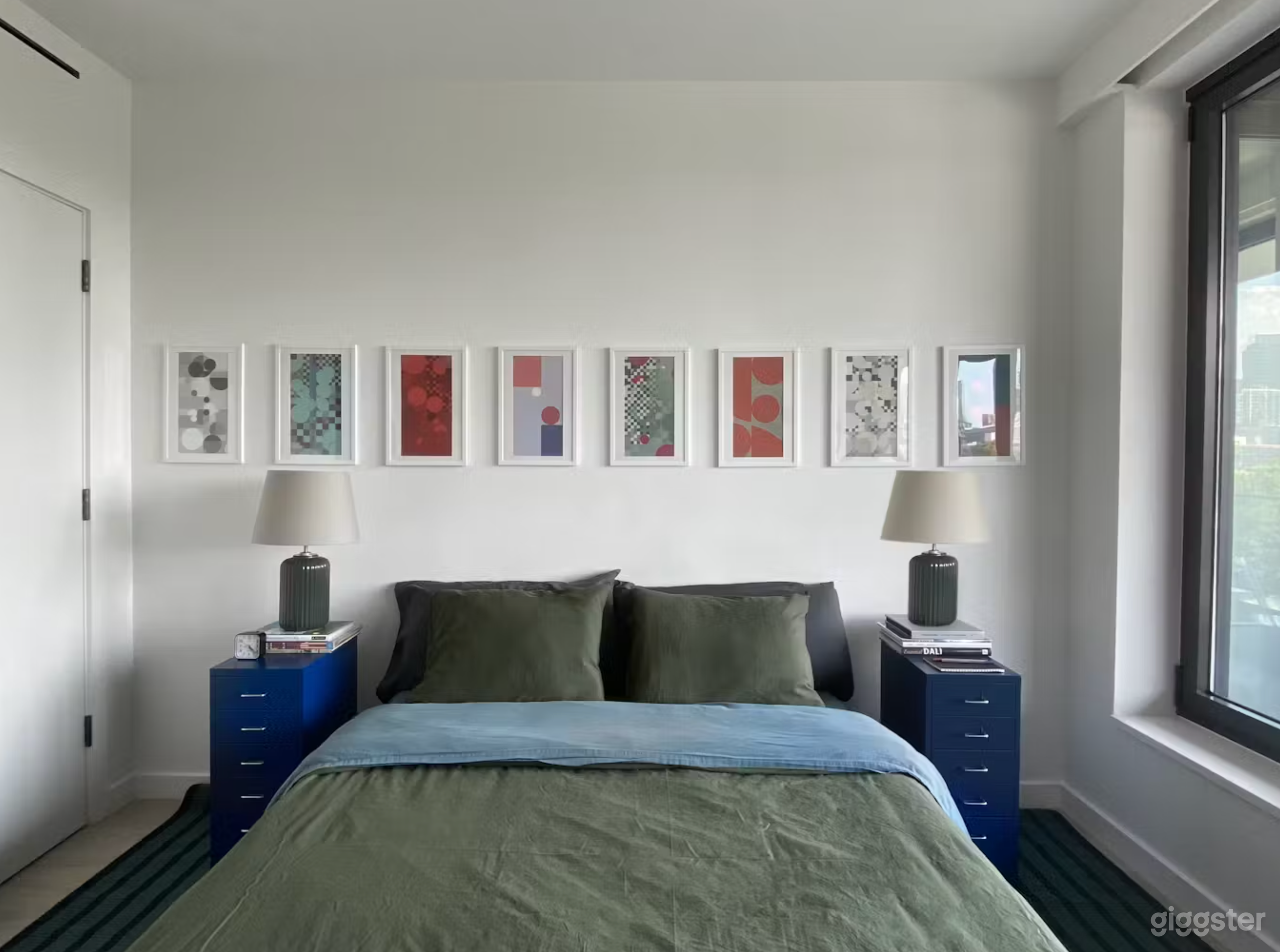 Designer's open apartment with library-style den Photo 4