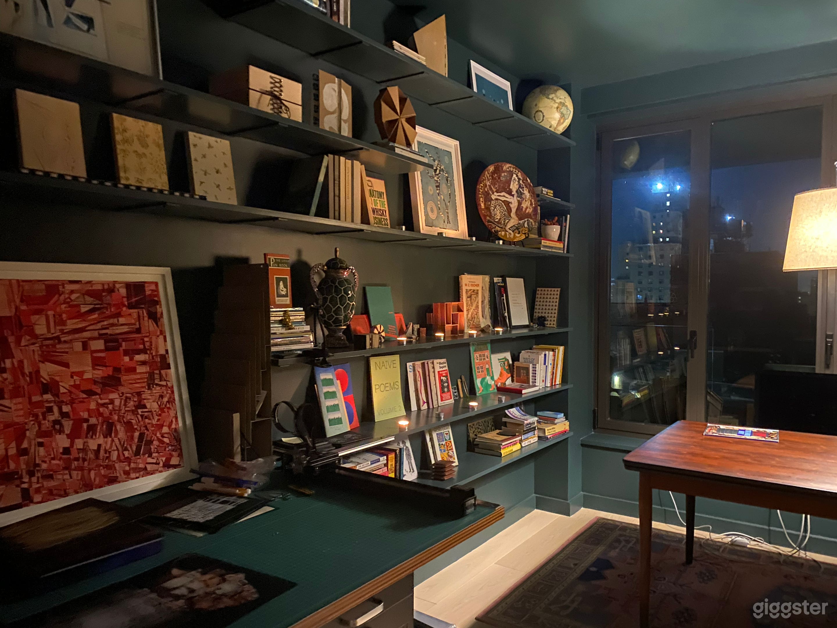 Designer's open apartment with library-style den Photo 3