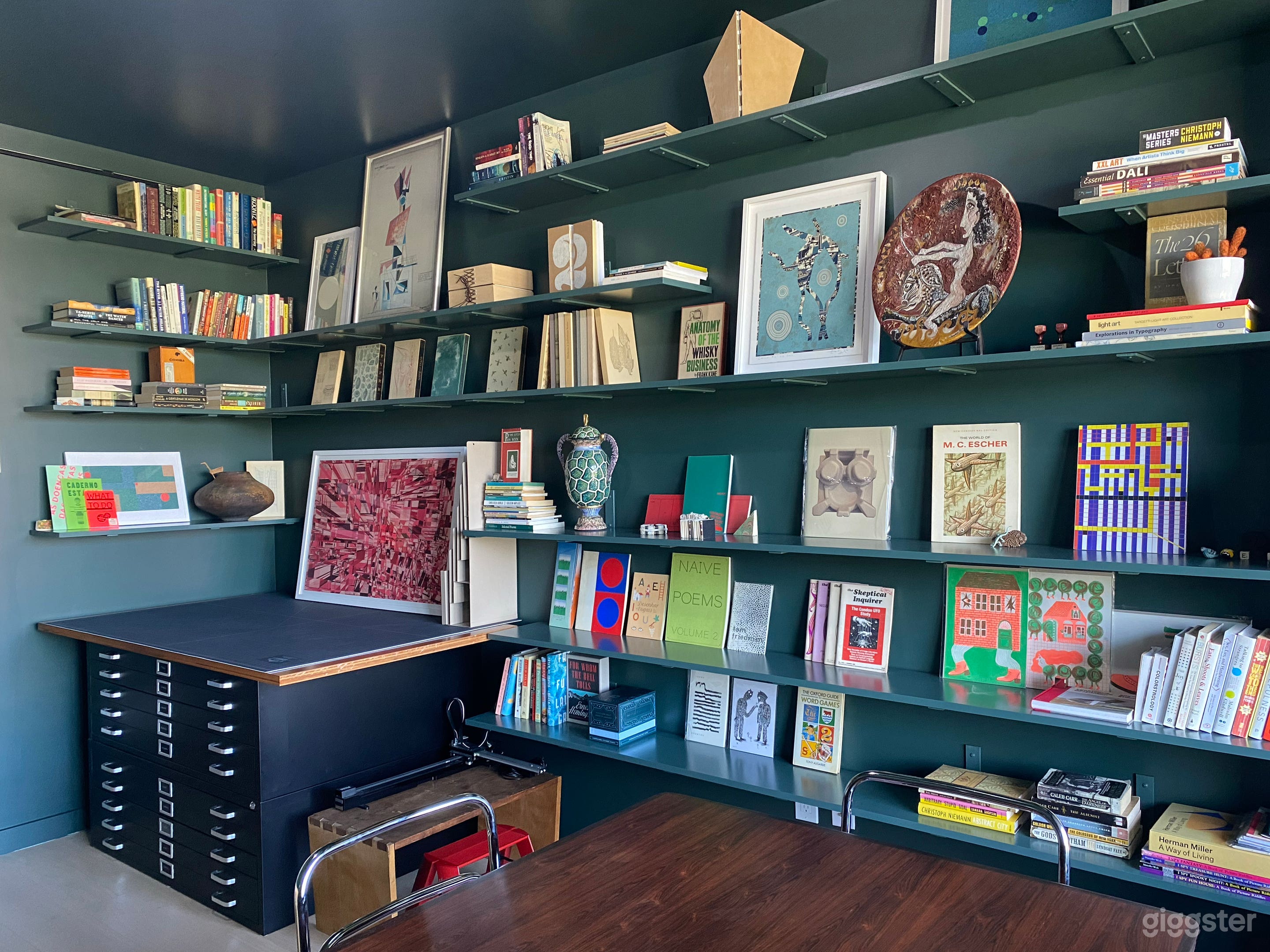 Designer's open apartment with library-style den Photo 1