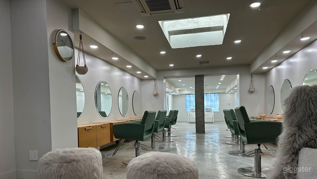 "Luxury Loft: Newly Remodeled Salon Space Availabl Photo 4