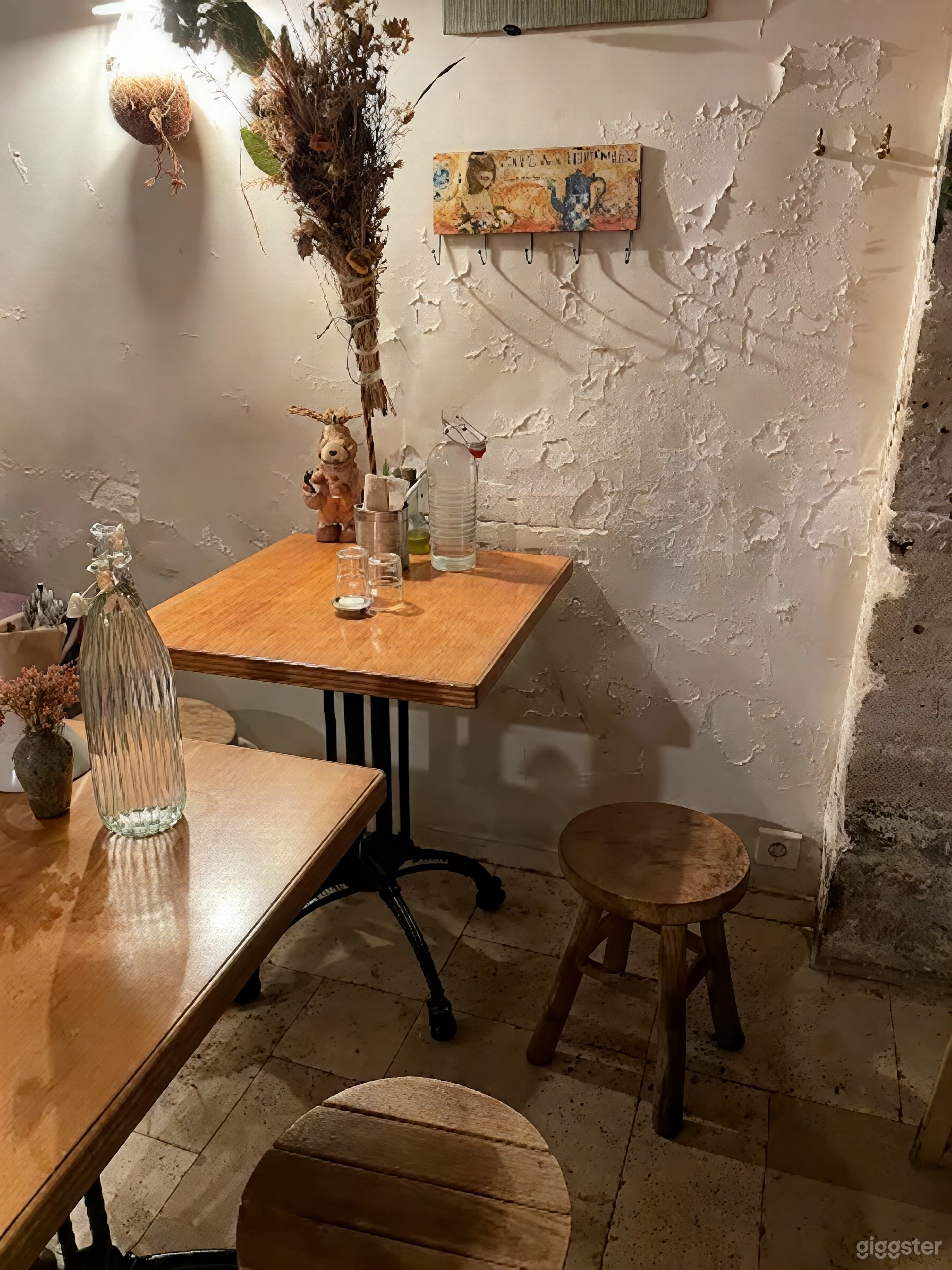 Photo de Café-boutique lumineux aux textures riches 3