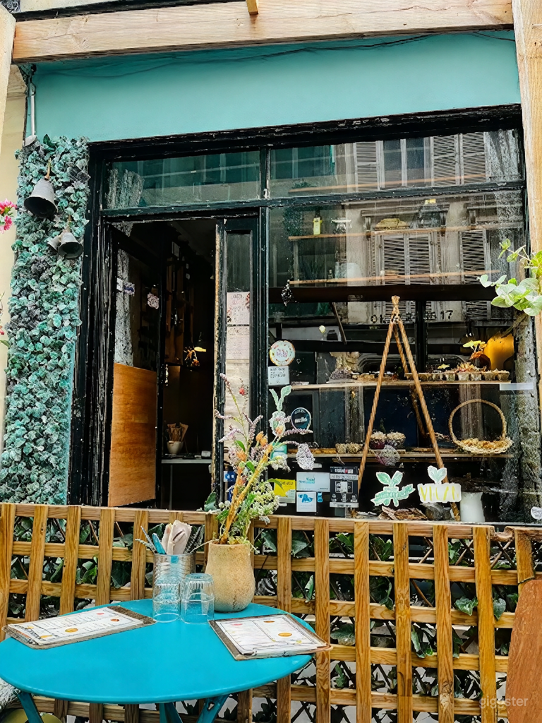  Café-boutique lumineux aux textures riches 