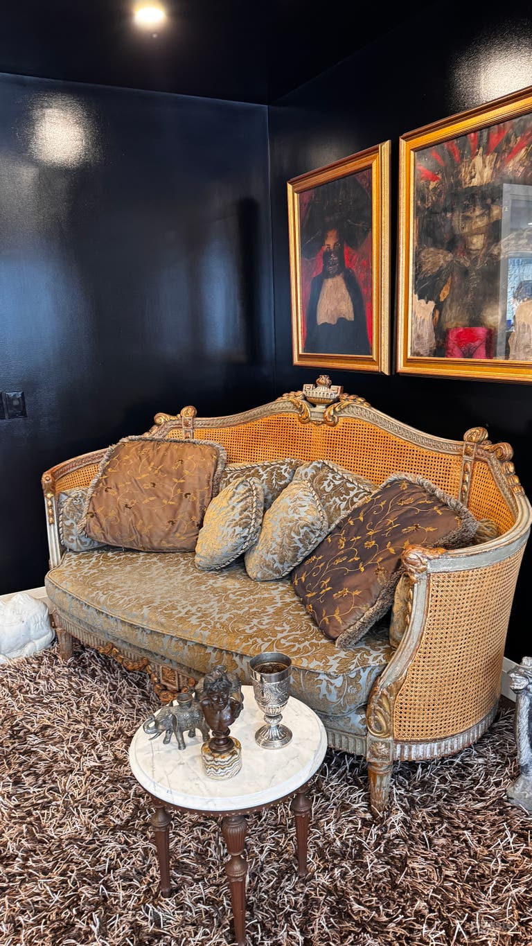  Italian Style Villa on a Cul-De-Sac Overlooking a Ravine 