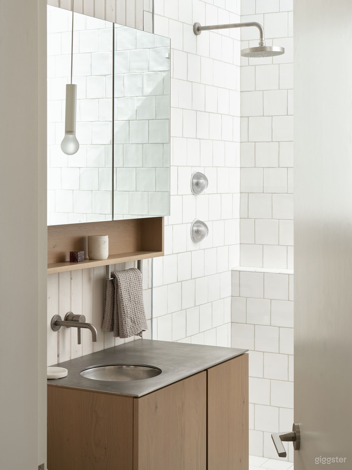 Award Winning Float Home  Photo 2