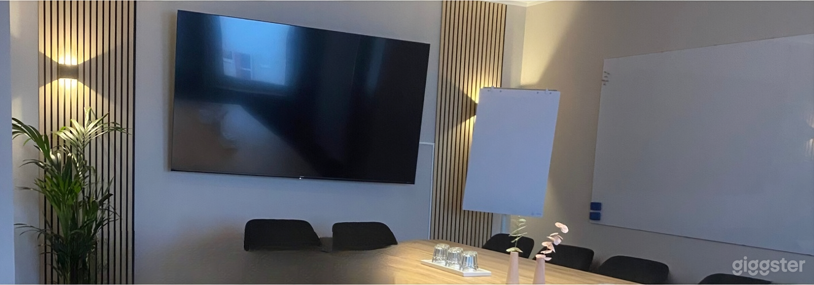 Moderner Arbeitsbereich mit Akustik-Lamellenwand Foto 3