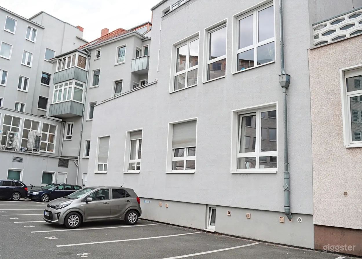 Moderner Arbeitsbereich mit Akustik-Lamellenwand Foto 4