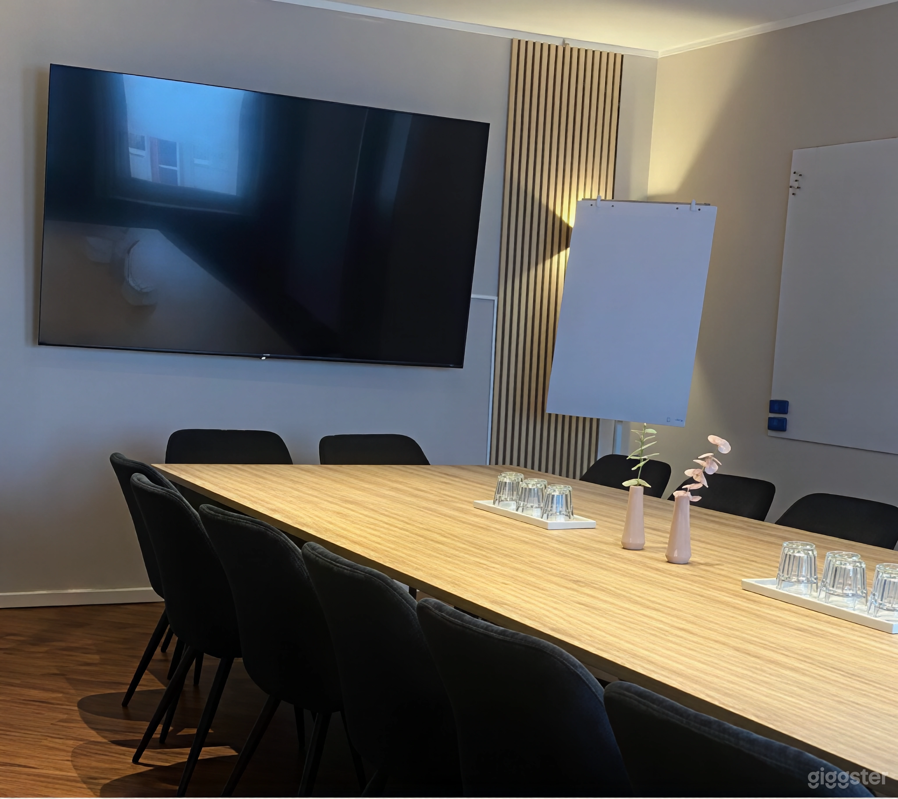 Moderner Arbeitsbereich mit Akustik-Lamellenwand Foto 1