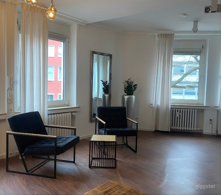  Moderner Arbeitsbereich mit Akustik-Lamellenwand 