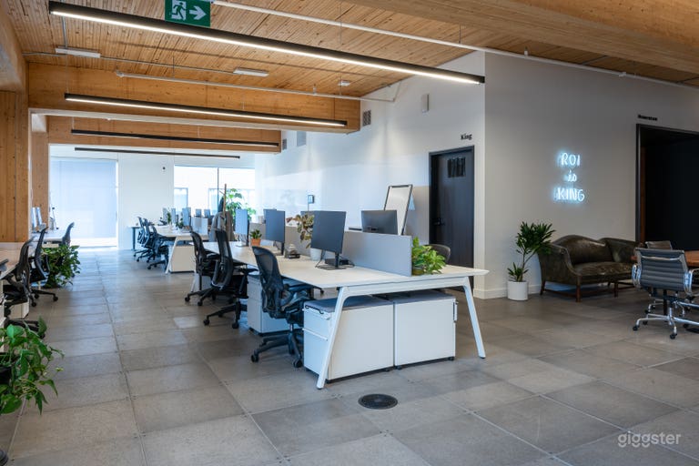  Modern office with sweeping views of Toronto & Lake Ontario 