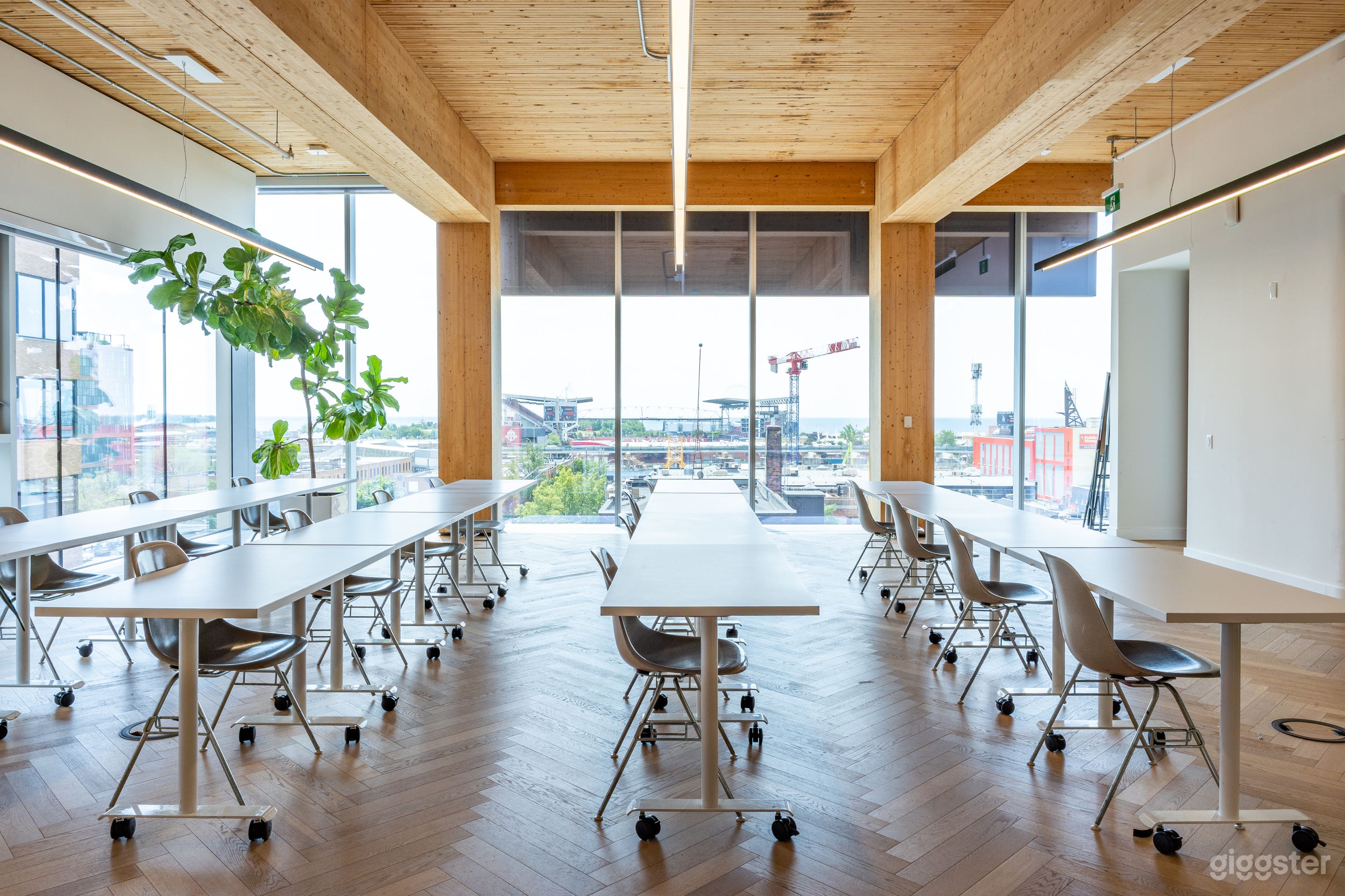 Modern office with sweeping views of Toronto &amp; Lake Ontario Photo 1