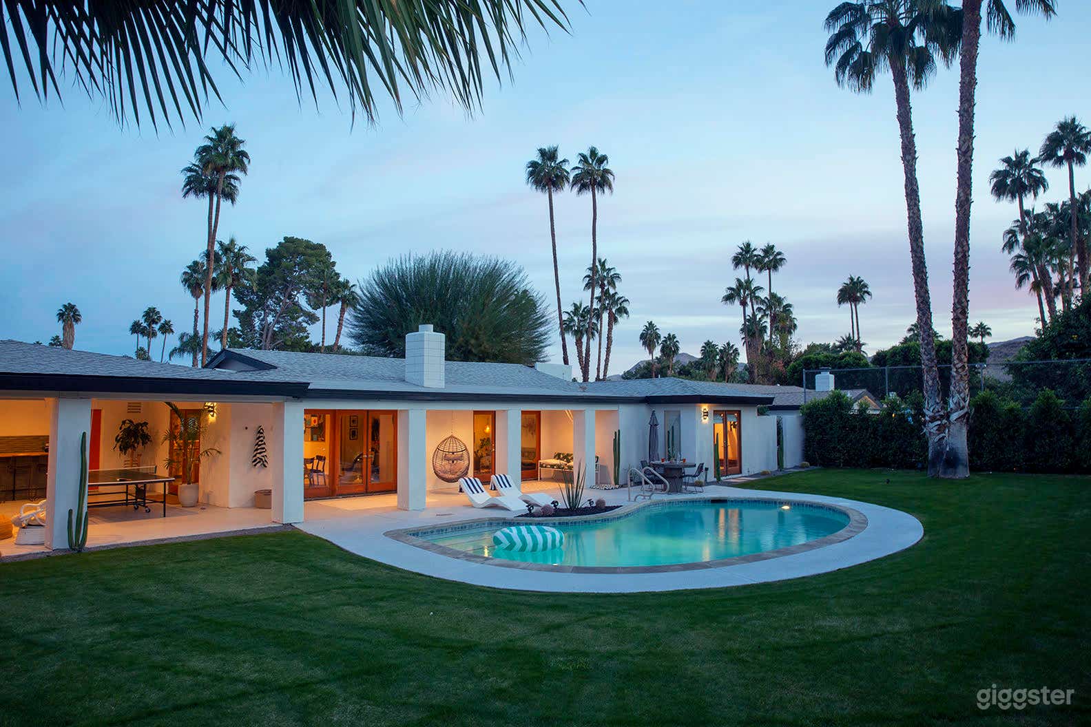 MCM with pool and mountain views Photo 3