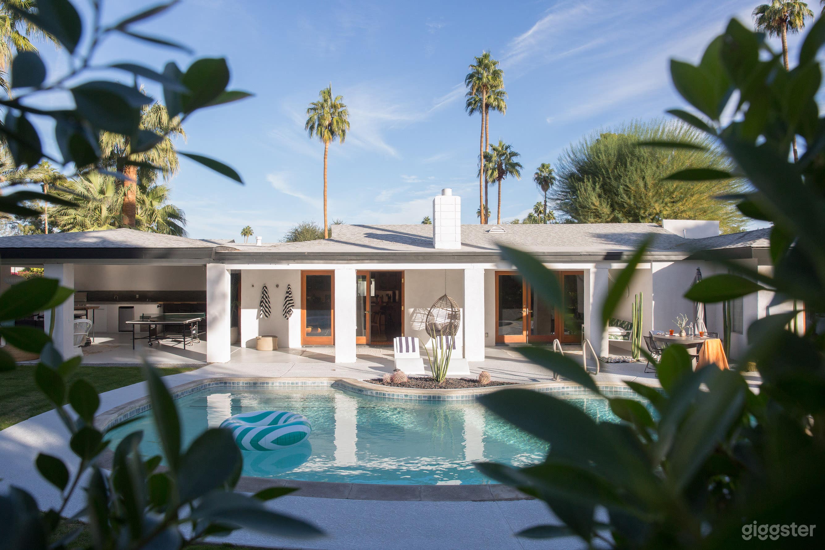 MCM with pool and mountain views Photo 2