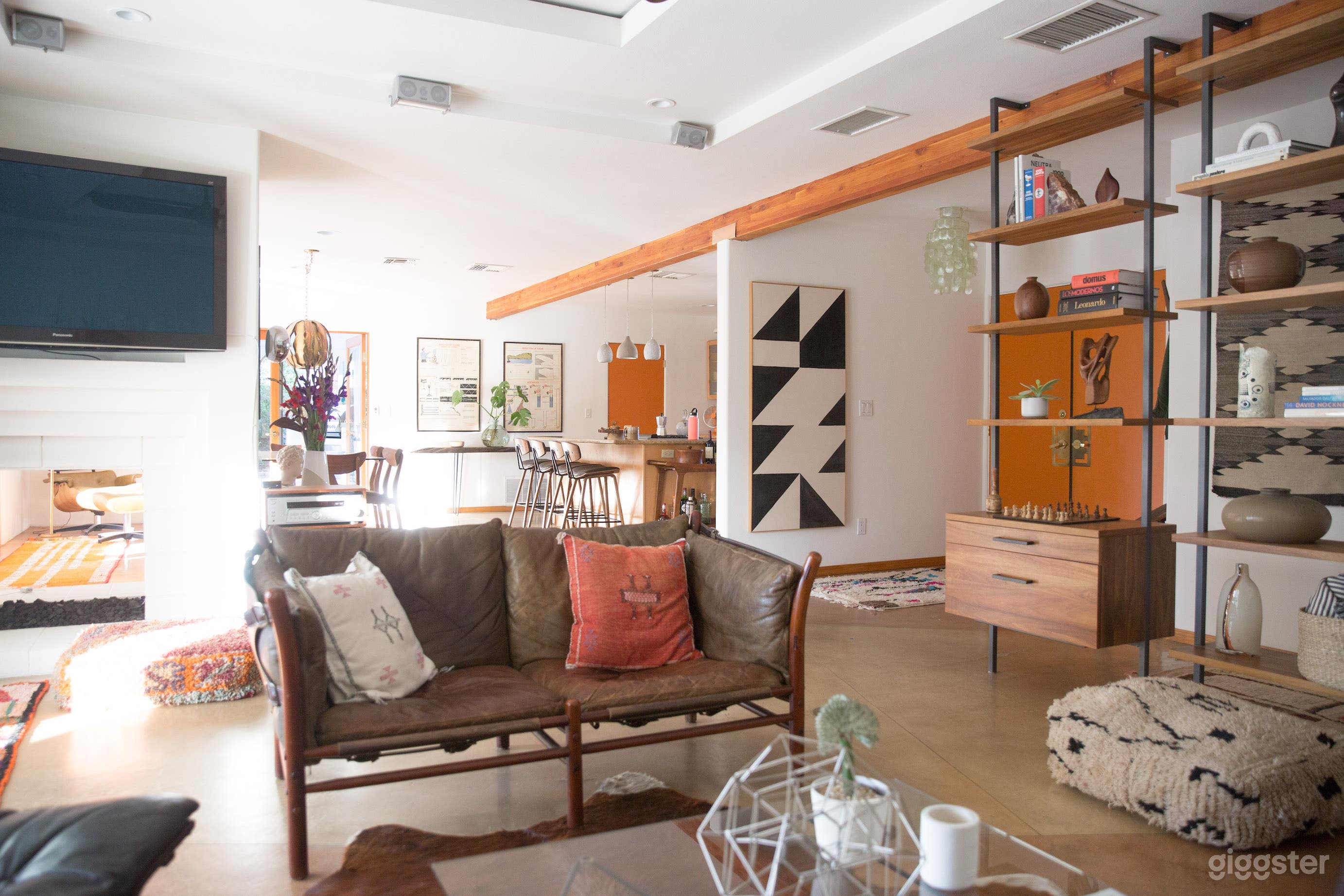 MCM with pool and mountain views Photo 4