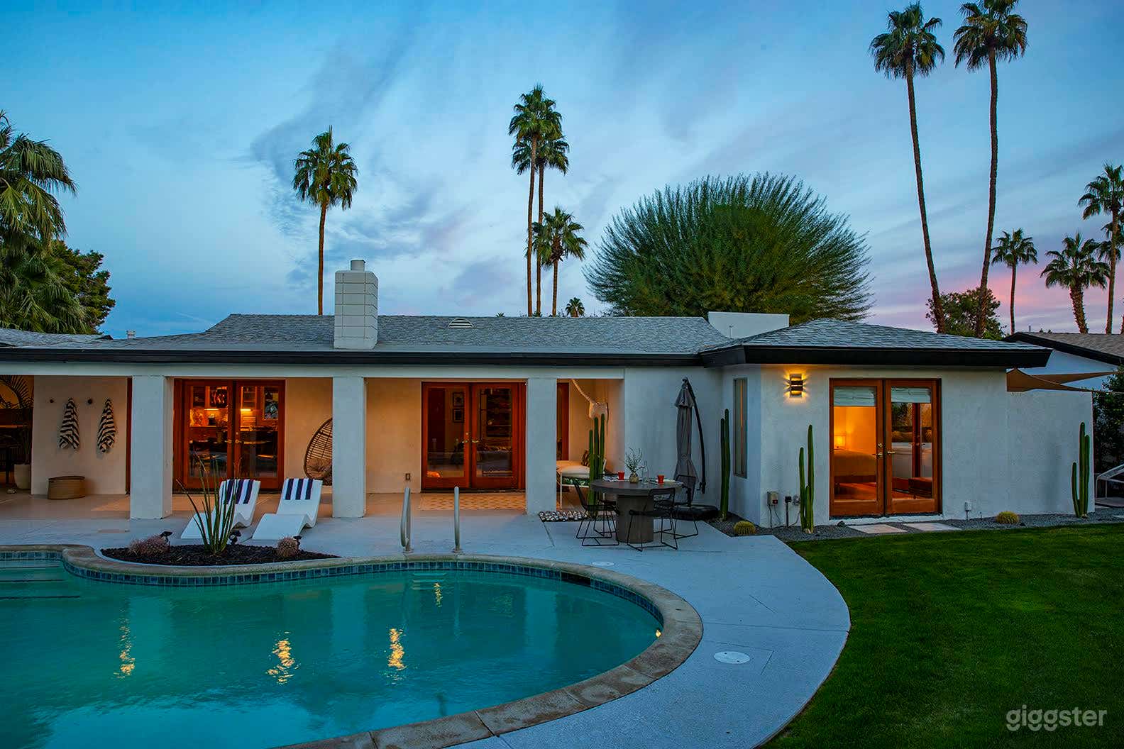 MCM with pool and mountain views Photo 1