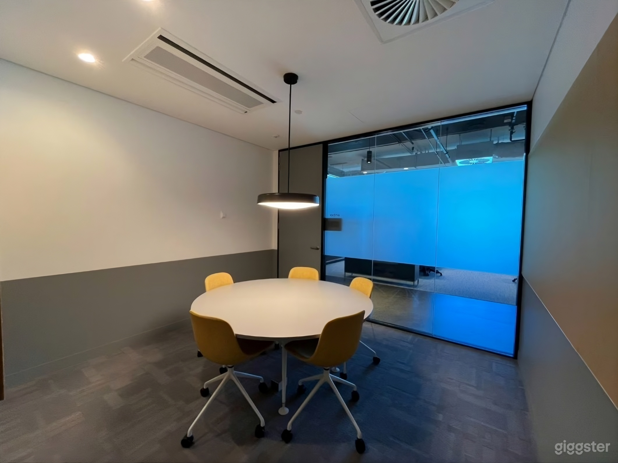 Amber Room | 5 Pax Meeting Room Photo 3