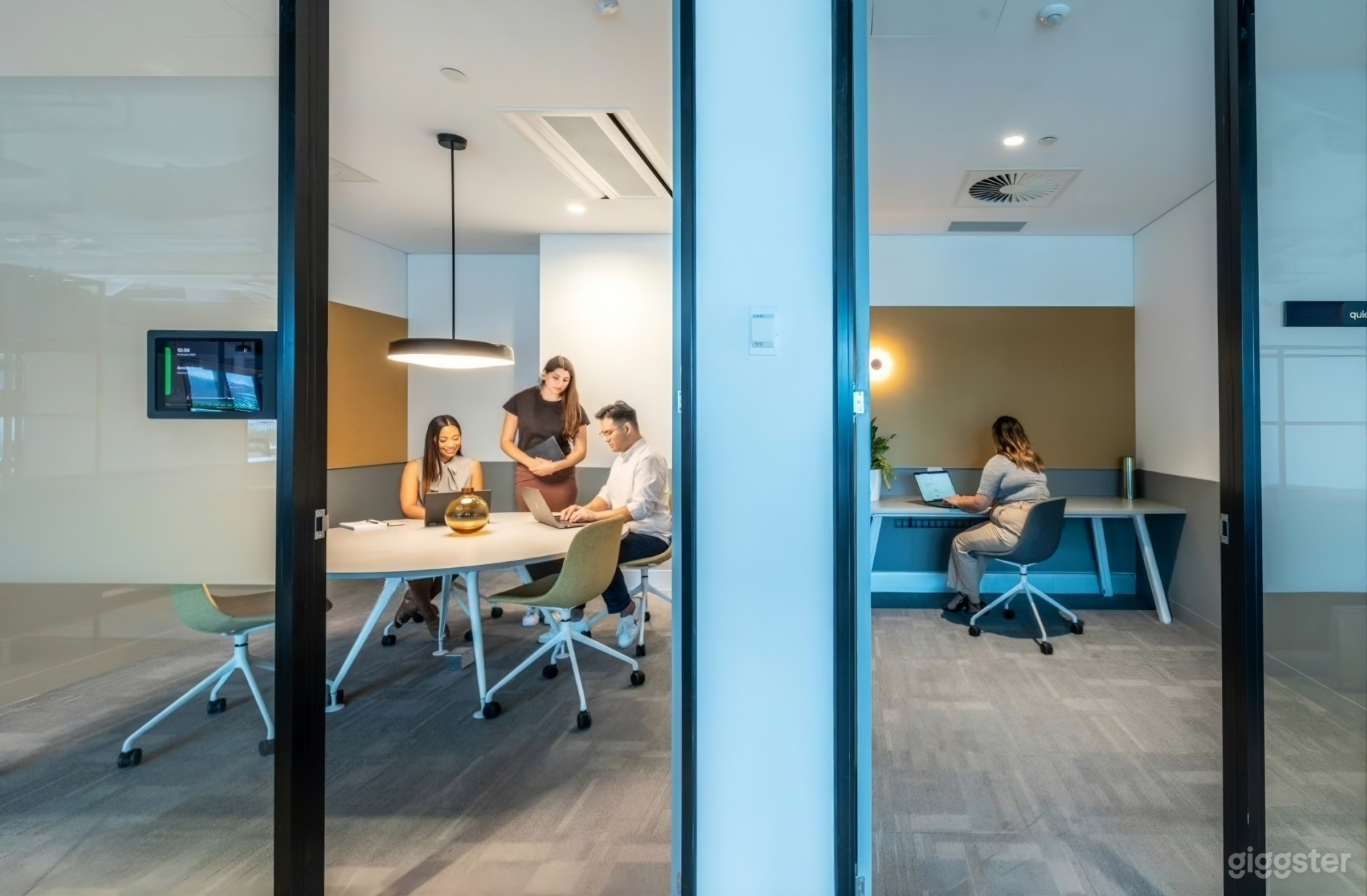 Amber Room | 5 Pax Meeting Room Photo 4