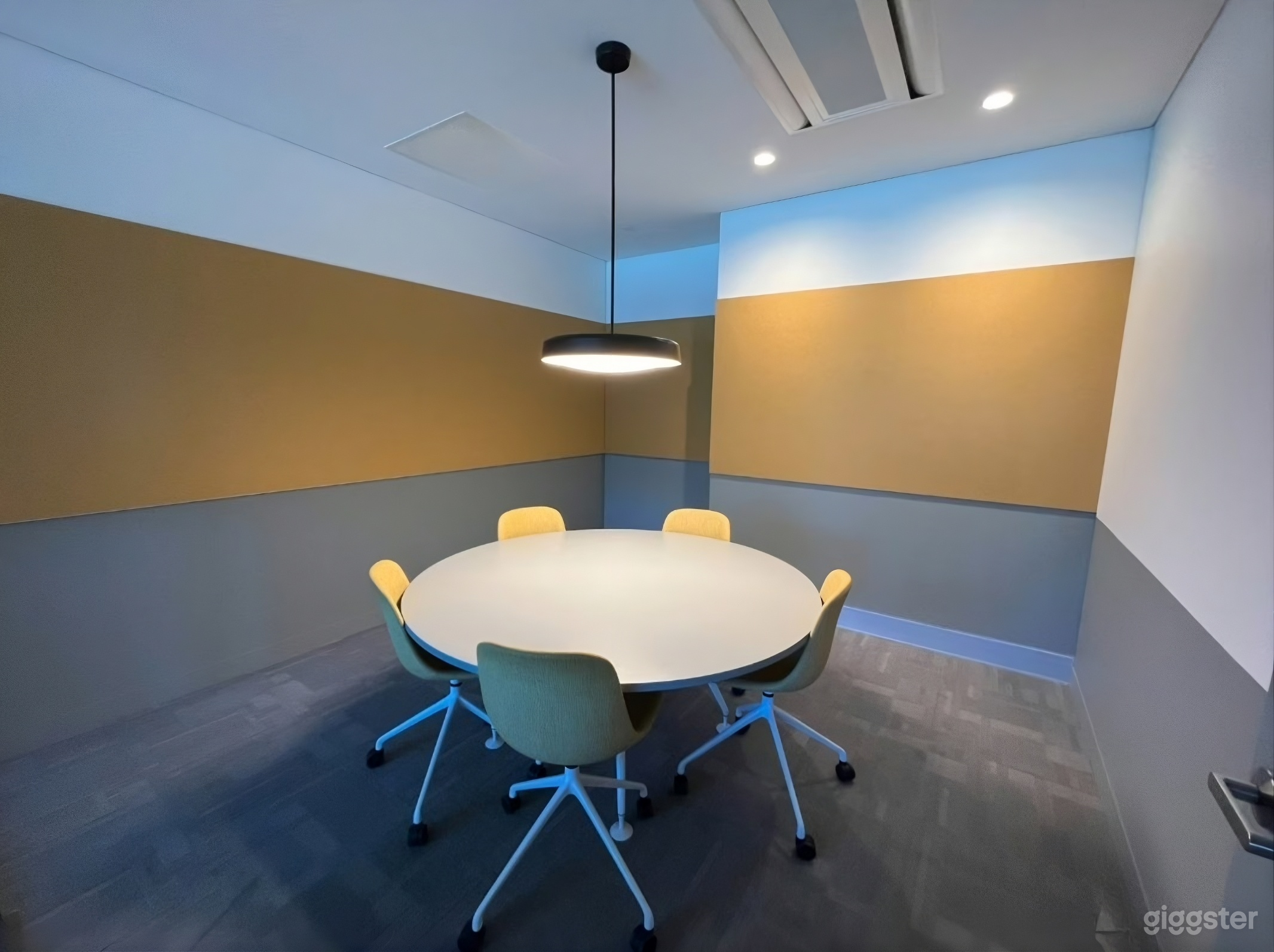 Amber Room | 5 Pax Meeting Room Photo 2