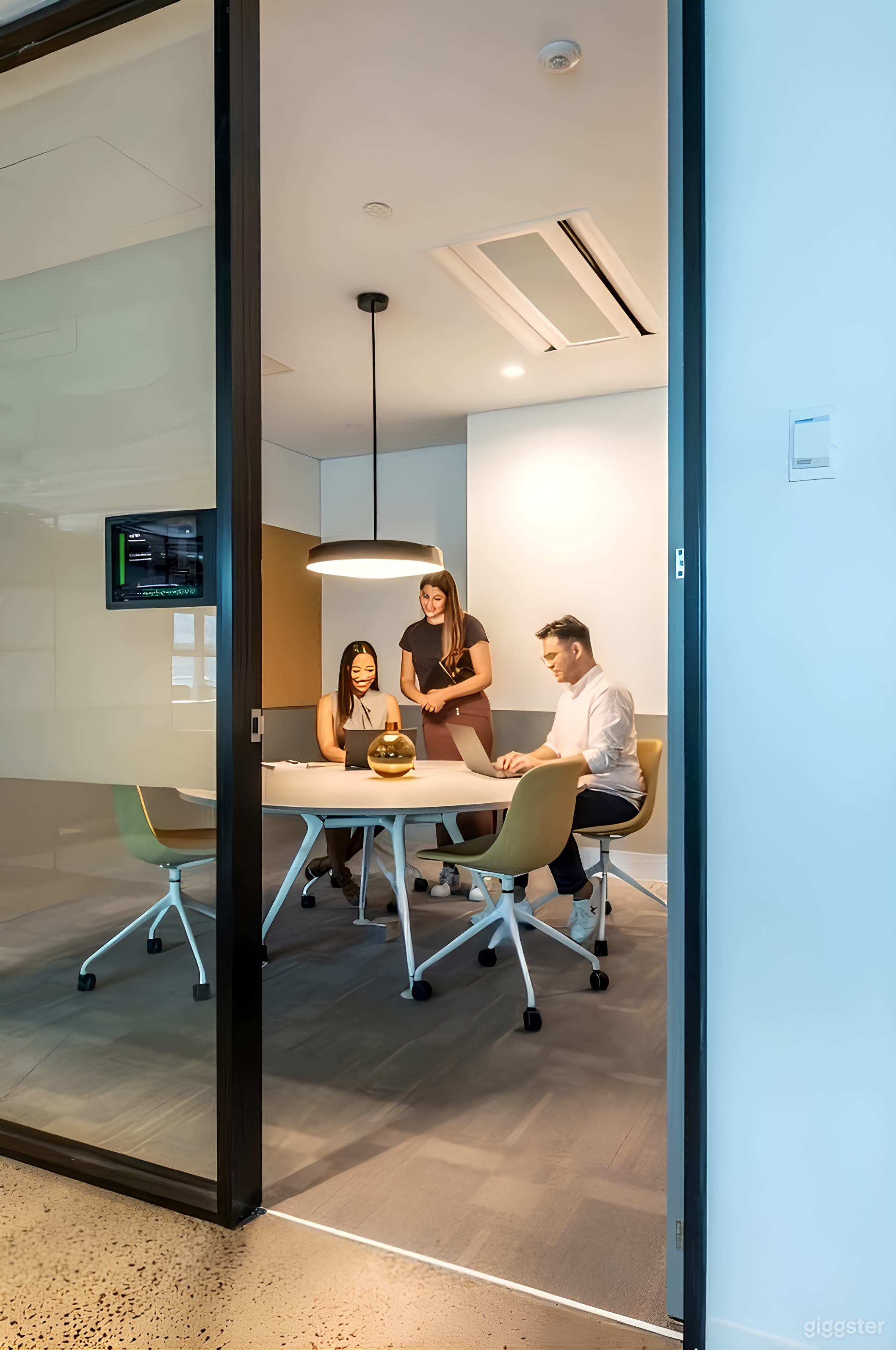 Amber Room | 5 Pax Meeting Room Photo 1