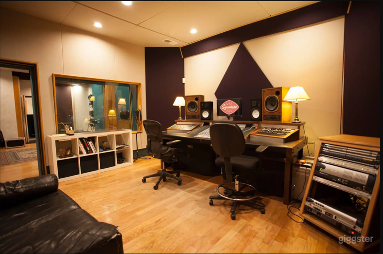 Audiobook/ Voice-Over Production Studio 