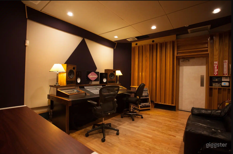  Audiobook/ Voice-Over Production Studio 