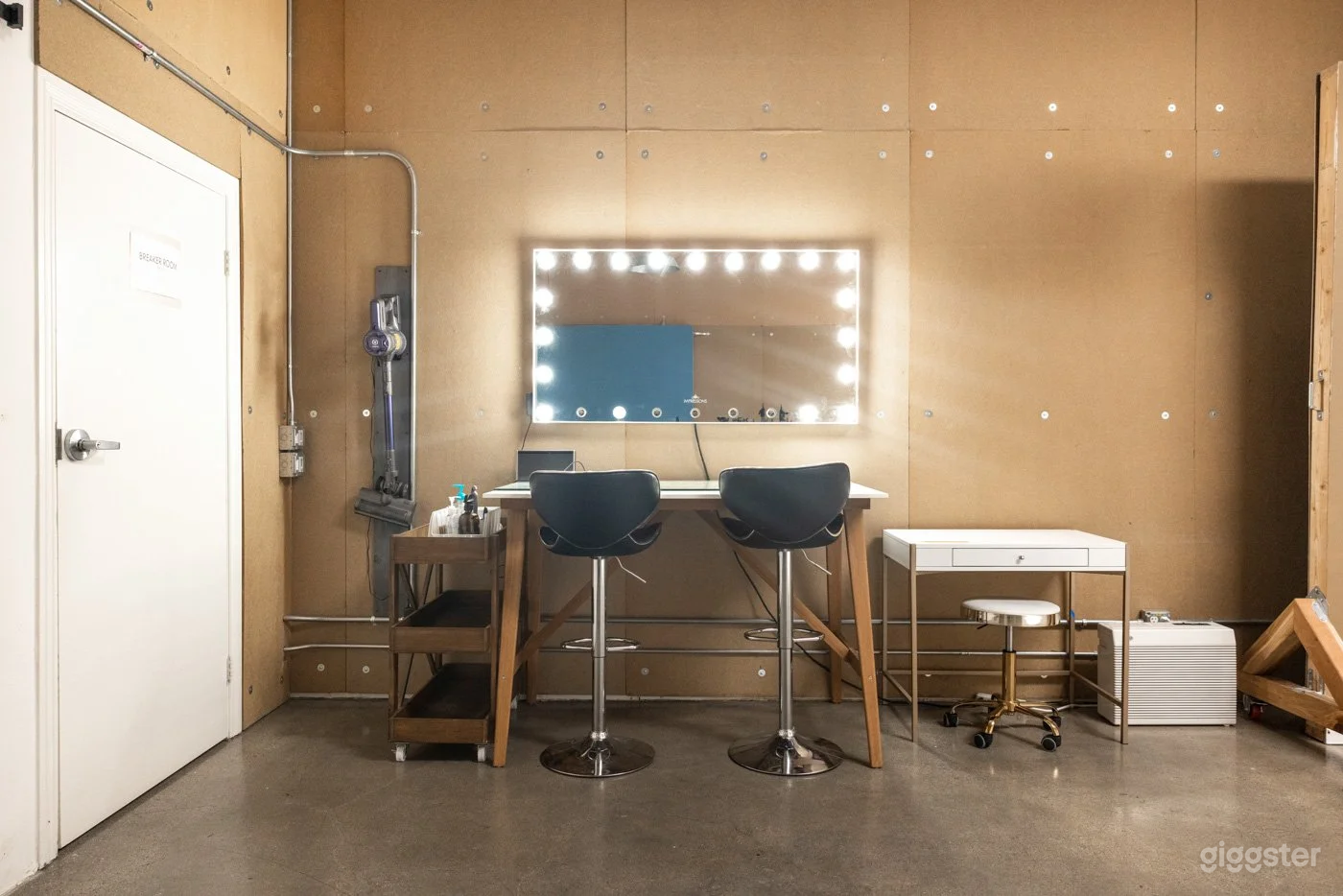 Beautiful Natural Light Photo &amp; Video Studio with Infinite Cyc Wall Photo 4