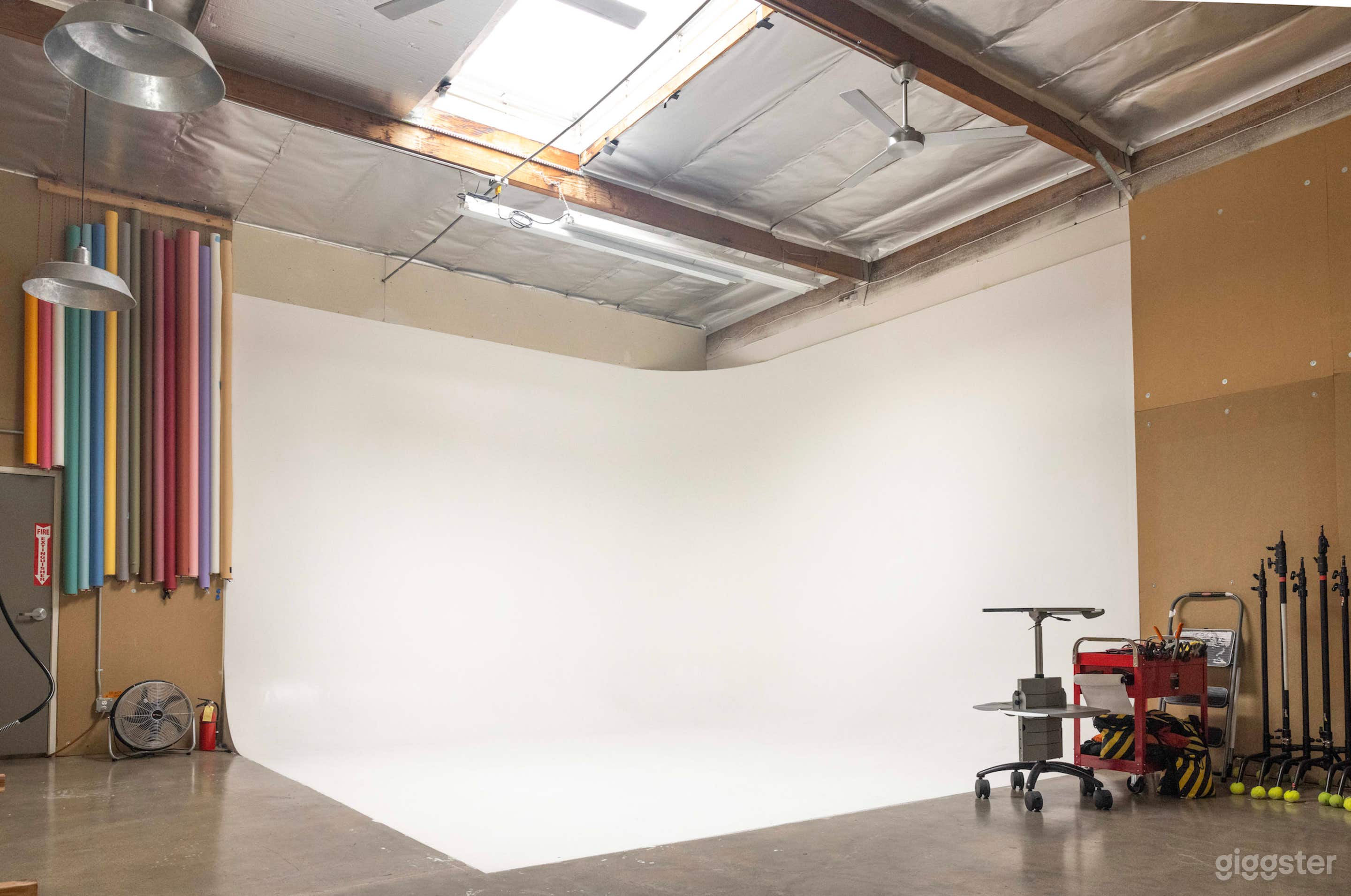 Beautiful Natural Light Photo &amp; Video Studio with Infinite Cyc Wall Photo 2