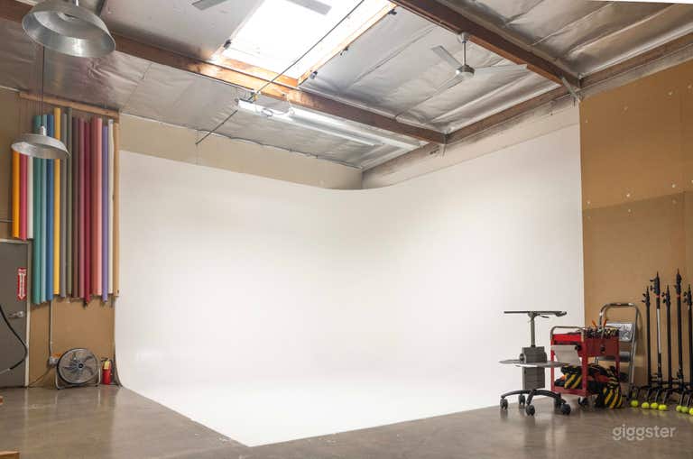  Hermoso estudio de foto y video con luz natural y pared infinita cyc 