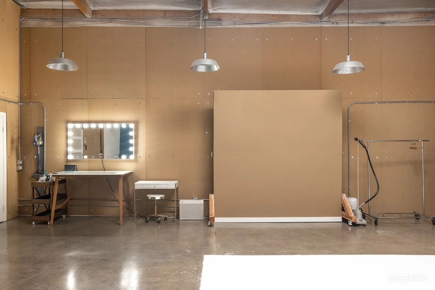 Beautiful Natural Light Photo &amp; Video Studio with Infinite Cyc Wall Photo 3