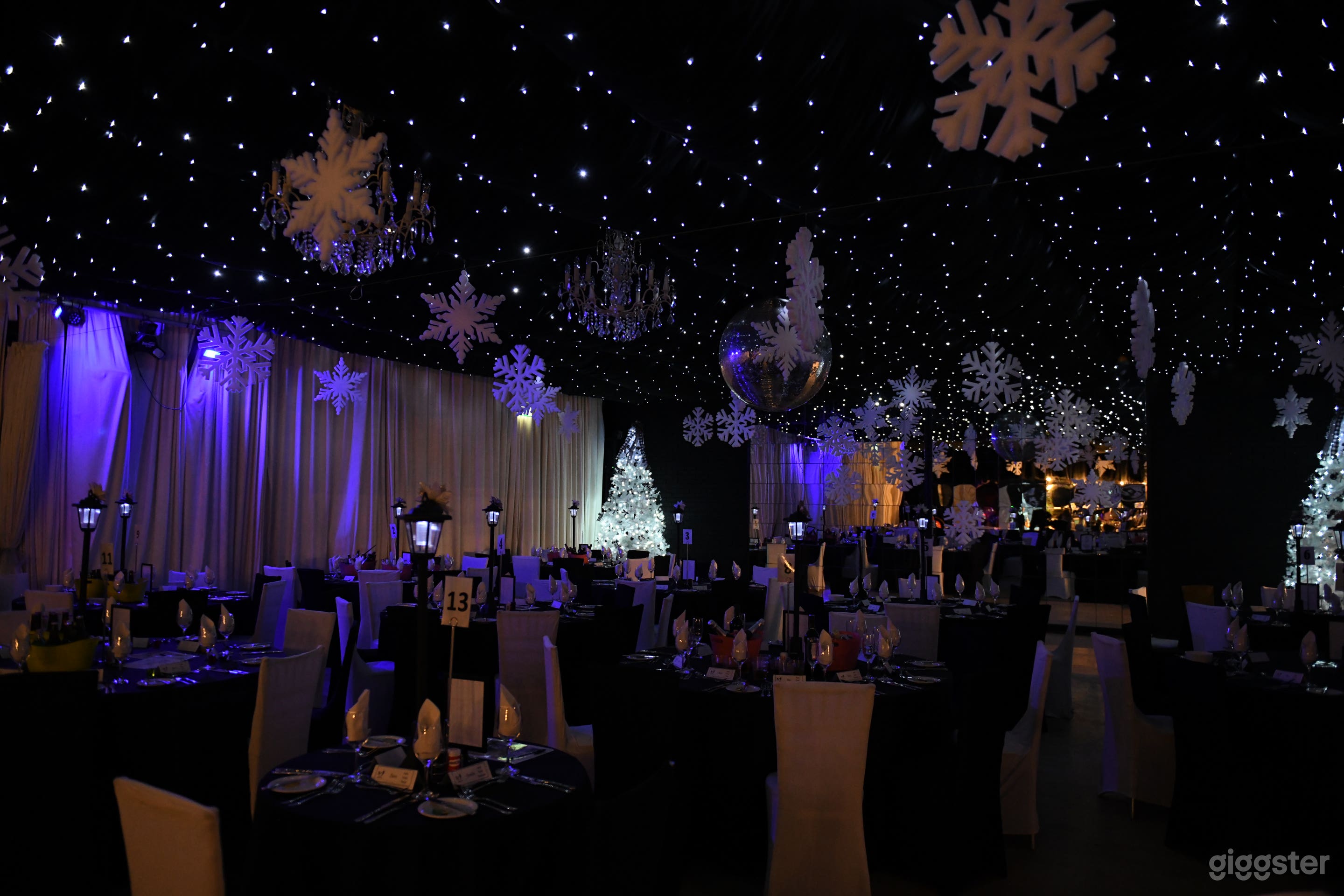 Veue has blackout curtains so filing night scenes in the daytime is possible!