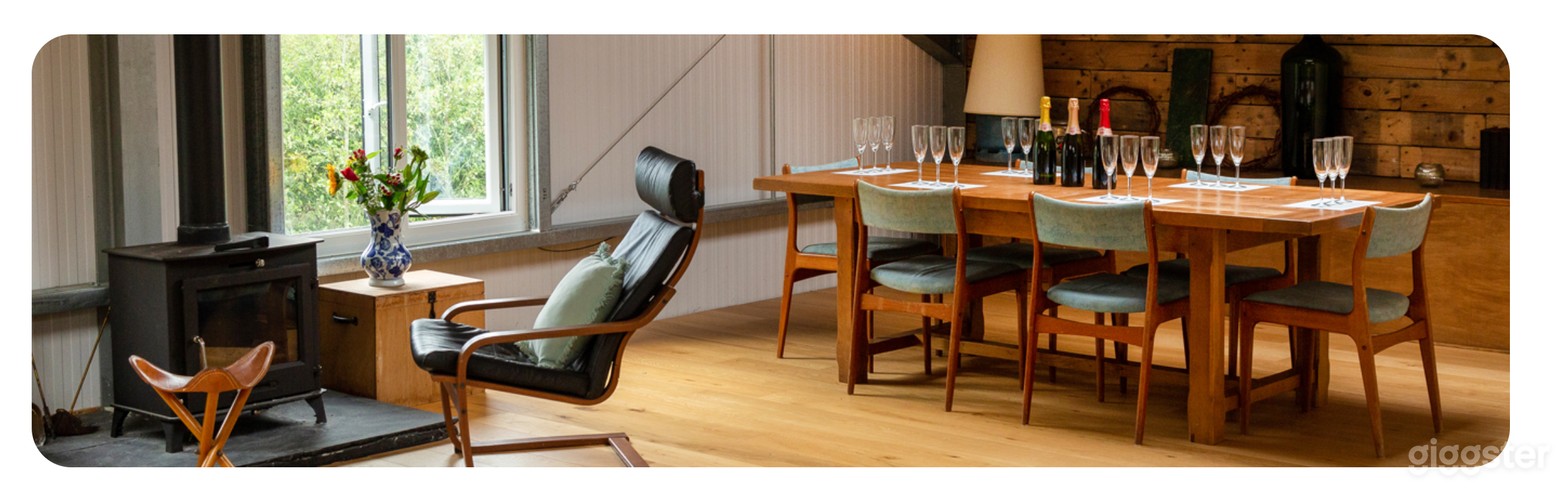 Amazing Wine-tasting Room with Fully Stocked Bar Photo 2