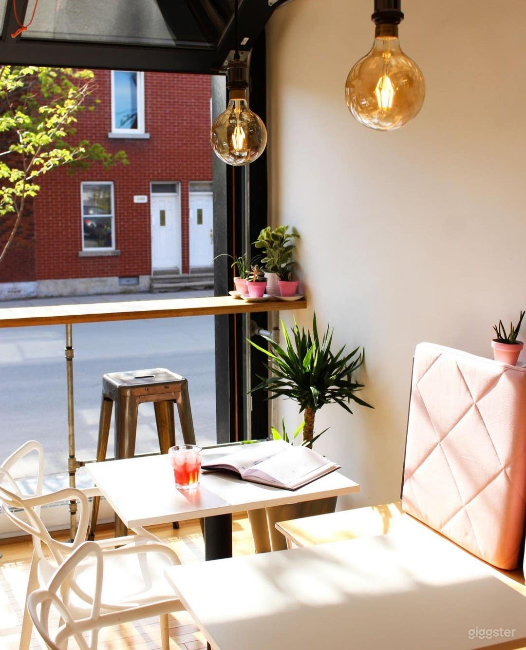 Bright, Refined, and Warm Design Coffee Shop in Montreal Photo 4